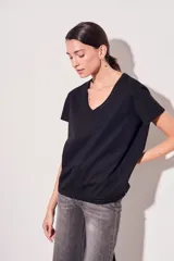 Remera de algodón color mostaza, de manga corta y escote en V con detalle metalizado.