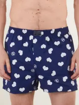 Bóxer Kevingston de algodón blanco con estampado integral de labios rojos. Cuenta con cintura elastizada y etiqueta de la marca en el frente.