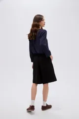 Short ancho de poliéster color negro, de tiro alto y diseño sastrero con pinzas en el frente.