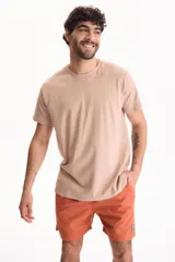 Remera básica de algodón color blanco, con cuello redondo y mangas cortas.