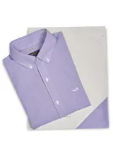 Camisa de manga larga RKF de corte regular fit, con estampado de cuadros menudos en tonos rojos y azules. Cuenta con cuello abotonado, bolsillo en el pecho con el logo bordado de la marca y botones frontales blancos.