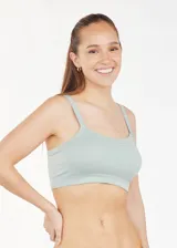 Bralette de tela acanalada color negro, con escote recto y tirantes anchos.