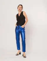 Musculosa negra de lino con escote en V y detalle de drapeado en el centro delantero.