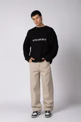 Pantalon de corte baggy con diseño amplio y relajado, confeccionado en gabardina color tostado.