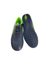 Championes de fútbol Umbro Classic II TF, color negro con detalles en verde neón. Capellada de cuero sintético y suela de goma con tapones para césped artificial.