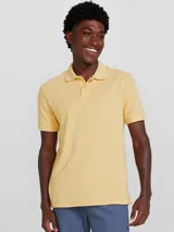 Polo marrón de manga corta confeccionada en tejido de piqué de algodón.