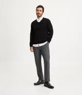 Suéter azul marino de viscosa con cuello en V y mangas largas.