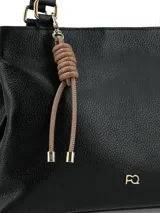 Cartera de mano color negro con textura granulada, diseño estructurado, doble asa superior y detalle de colgante decorativo con nudo en tono nude.