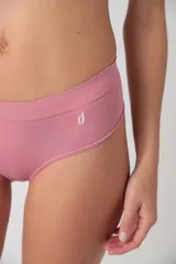 Bombacha tipo culotteless de microfibra sin costuras, con tiro bajo y cintura elástica. Presenta un diseño minimalista con un pequeño logo estampado en el frente.