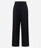Pantalón de corte recto con cintura estructurada y lazo ajustable. Presenta un diseño básico y versátil con aberturas laterales en el ruedo.