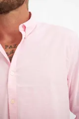 Camisa de hombre color crema, de corte clásico, con cuello abotonado y mangas largas.