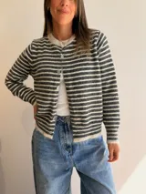 Saco tejido de punto con diseño de rayas horizontales, cuello redondo y cierre frontal con botones. Presenta una textura suave y mangas largas.
