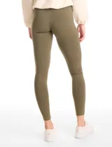 Legging de tiro alto confeccionada en algodón elástico con cintura ancha modeladora. Presenta un calce ajustado y tejido opaco de tacto natural.