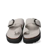 Sandalias de plataforma con diseño de doble tira en color gris claro. Presentan una hebilla metálica decorativa en la tira superior y una separación para el dedo pulgar. La base combina un borde estilo corcho con una suela dentada de goma negra.