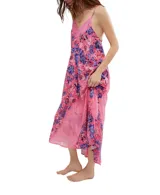 Vestido largo estilo slip dress en color rosado con estampado floral en tonos azules y morados. Confeccionado en satén ligero, cuenta con finos tirantes ajustables, escote en V con apliques de encaje y paneles de encaje transparente en los laterales.