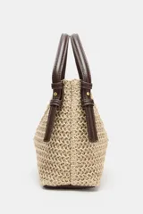 Bolso mini shopper de diseño trenzado en color beige, con asas de mano y correa bandolera extraíble en tono marrón. Presenta detalle de pespuntes en contraste y cierre interior con cremallera.