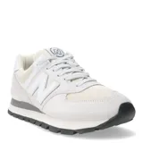 Championes urbanos New Balance modelo 574, color beige con detalles en blanco. Confeccionados en una combinación de gamuza y malla, presentan el logo 'N' característico en los laterales y entresuela con tecnología ENCAP para mayor soporte y amortiguación.