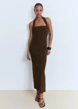 Vestido largo marrón de corte recto, con escote halter y tirantes anchos.