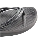 Sandalias tipo ojota Havaianas con tiras finas metálicas y suela de goma texturizada.