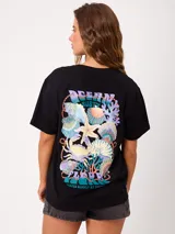 Remera negra Rusty de corte holgado, manga corta y cuello redondo, con gran estampado en la espalda de temática marina que incluye caracoles, estrellas de mar, cangrejos y corales en tonos pastel.