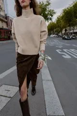 Jersey de punto liso con cuello subido y manga larga, de corte holgado y diseño minimalista.