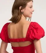 Vestido corto rojo de bengalina, ajustado al cuerpo, con escote cuadrado, mangas cortas abullonadas y elástico en la espalda.