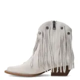 Botas estilo texano de cuero color blanco, con diseño de caña corta y flecos largos decorativos sujetos por remaches metálicos. Presentan punta cuadrada y taco bajo de madera.