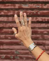 Brazalete rígido de diseño orgánico con textura irregular y acabado artesanal. Pieza abierta ajustable, disponible en bronce o alpaca maciza.