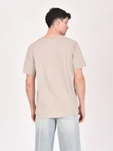 Remera color verde grisáceo con estampa de una cafetería.