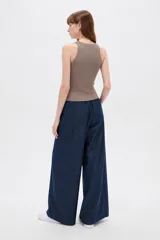 Musculosa gris melange de algodón, de corte ajustado al cuerpo y escote en V.