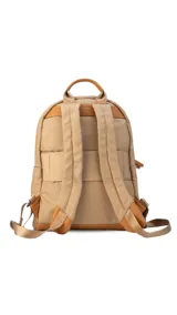 Mochila negra de tela impermeable con detalles en cuero sintético color marrón. Tiene un bolsillo grande frontal con broche, asas ajustables y faja para carry on.