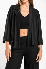 Kimono negro con mangas 3/4 y bolsillos delanteros.