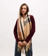 Bufanda de franela con estampado de cuadros escoceses en tonos beige, marrón y negro, con flecos en los extremos.