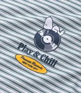 Pijama masculino compuesto por una remera de manga larga a rayas horizontales con cuello redondo en contraste y estampado de Snoopy, y un pantalón largo liso con cintura elástica.