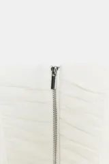 Top estilo corset de color blanco con escote cuadrado y tirantes anchos. Presenta paneles laterales y centrales con tejido drapeado, estructura entallada y cierre posterior con cremallera.