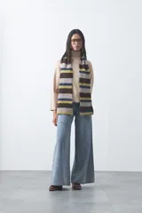 Bufanda de tejido de punto con diseño de rayas horizontales en tonos beige, blanco, gris y negro.