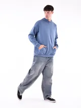 Hoodie de color gris claro, con capucha y bolsillo canguro frontal. Presenta puños y cintura acanalados.