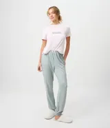 Pijama largo de dos piezas compuesto por una remera rosada de manga corta con cuello redondo y estampa frontal de texto, y un pantalón jogger con cintura elástica y estampado de cuadros vichy en tonos verdes y blancos.