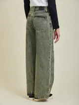 Pantalón de jean de corte ancho, color azul con efecto gastado.