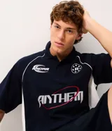 Remera polo de hombre azul marino con detalles en blanco, mangas cortas y corte boxy. Presenta estampas deportivas frontales con las leyendas "Radar" y "Anthem", además de recortes laterales en contraste y cuello con botones.
