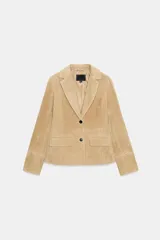 Blazer entallada de ante con cuello solapa y puños con aplicación de pelo sintético a contraste. Cuenta con cierre frontal de un botón y bolsillos delanteros con solapa.