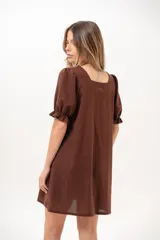 Vestido corto marrón con escote cuadrado, mangas cortas abullonadas con elástico y corte recto.