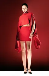 Falda corta color rojo, confeccionada en tejido de punto canalé, de corte ajustado y cintura elástica.