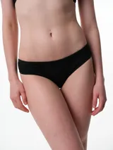 Bombacha tipo bikini de algodón con textura acanalada, de tiro medio y diseño simple.
