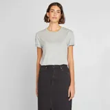 Remera gris de manga corta con cuello redondo y dobladillo en las mangas.