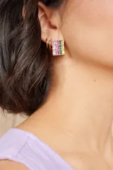 Aros cuadrados con estructura dorada y diseño tipo mosaico con piedras rectangulares de colores rosa, verde y amarillo.