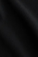 Leggings negros de punto pesado con elástico oculto en la cintura, costuras laterales avanzadas y cierre discreto en el bajo.
