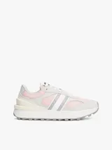 Zapatillas Tommy Jeans de estilo running, color gris con detalles en rosa y blanco. Confeccionadas en ante, poliéster y goma, con suela gruesa de tacos.