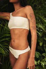 Conjunto de bikini negro con corpiño asimétrico de un solo hombro y bombacha clásica.