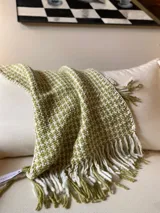 Caminero, manta o pie de cama tejido artesanalmente en lana teñida naturalmente, color verde y blanco.